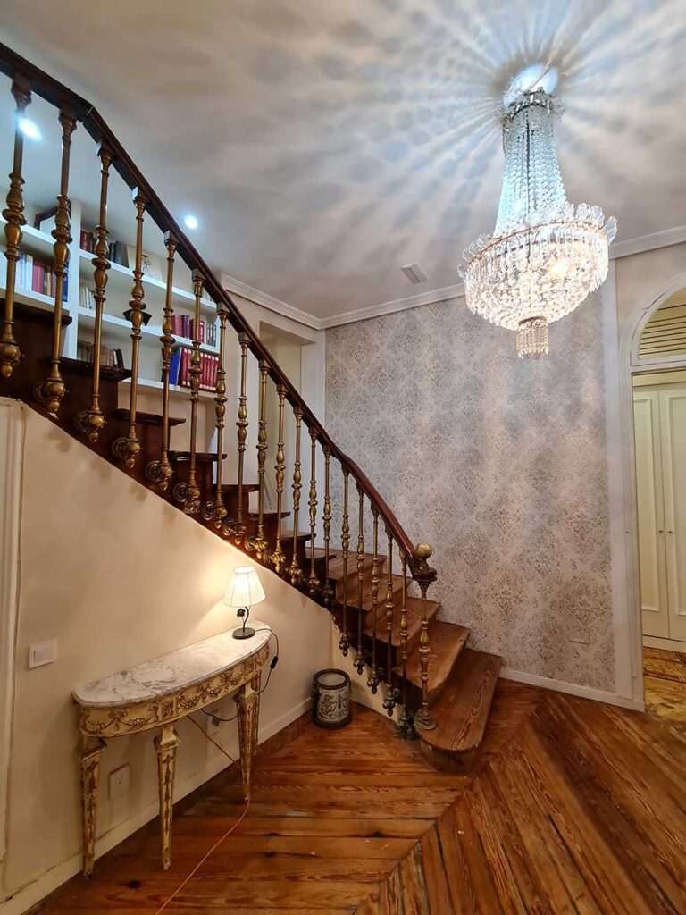 Precioso pasillo Le Petit Palu Flora con luz de lámpara