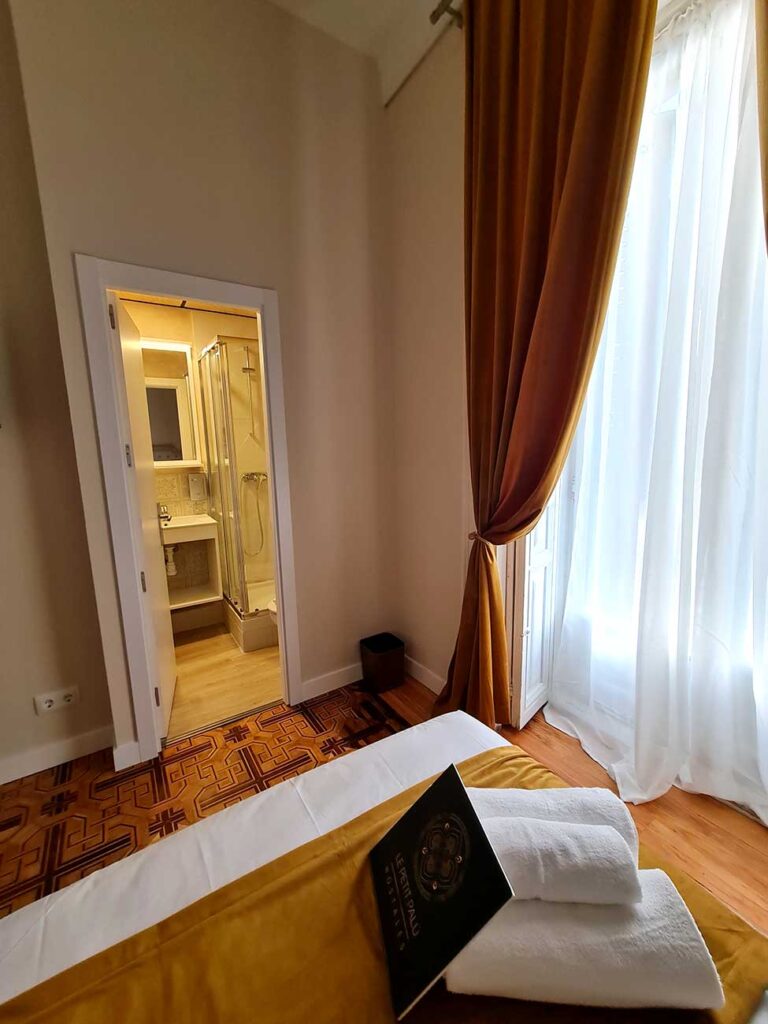 Vista hacia el baño de una habitación de Le Petit Palu Flora