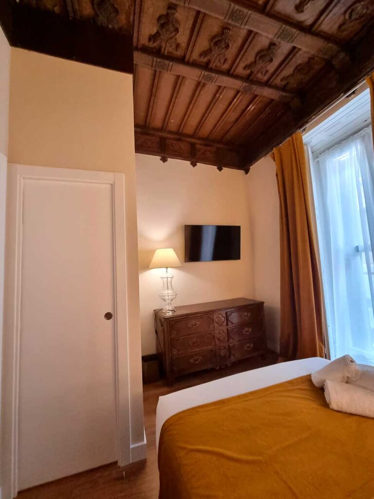 Detalle del techo en habitación doble Le Petit Palu Flora