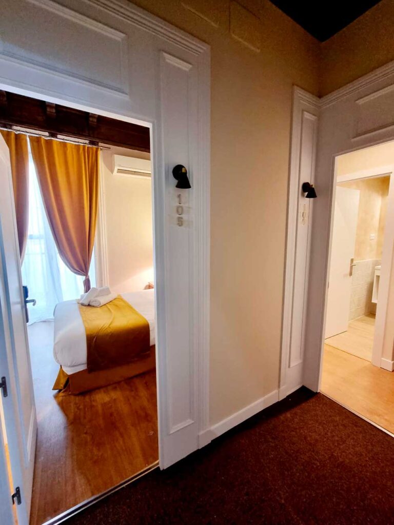 Puertas abiertas de habitaciones en Le Petit Palu Flora