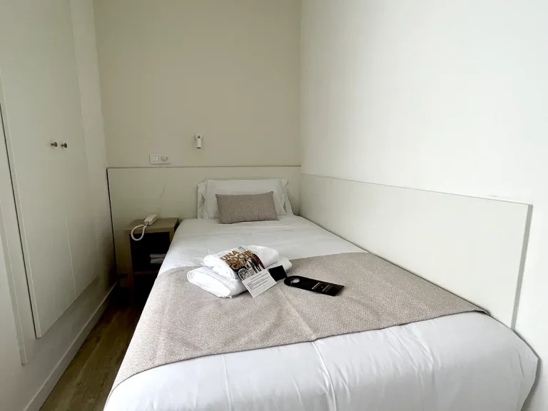 Habitación individual con armario y cómoda cama Le Petit Palu Las Palmas